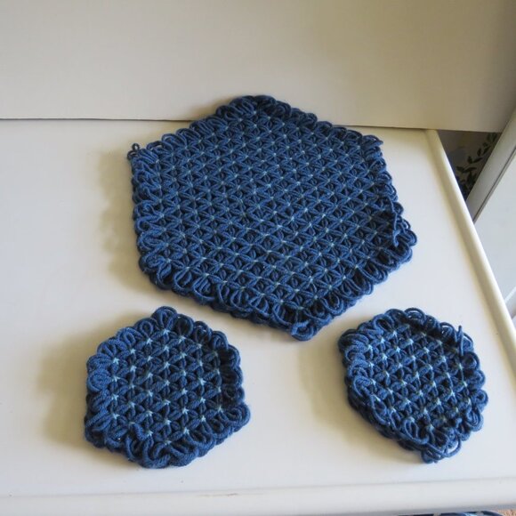 YARN TRIVET & 2 COASTER PLACE Vintage Yarn 1980s (set of 3 total) - Picture 1 of 7